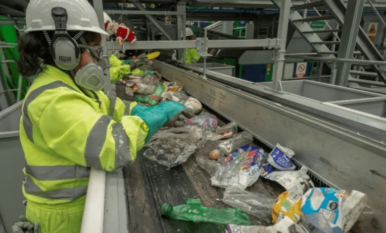 Trabajadores clasifican residuos en planta de separación como parte del sistema de basura cero en la Ciudad de México.